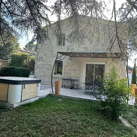 Et Mazet A Proximite Du Centre